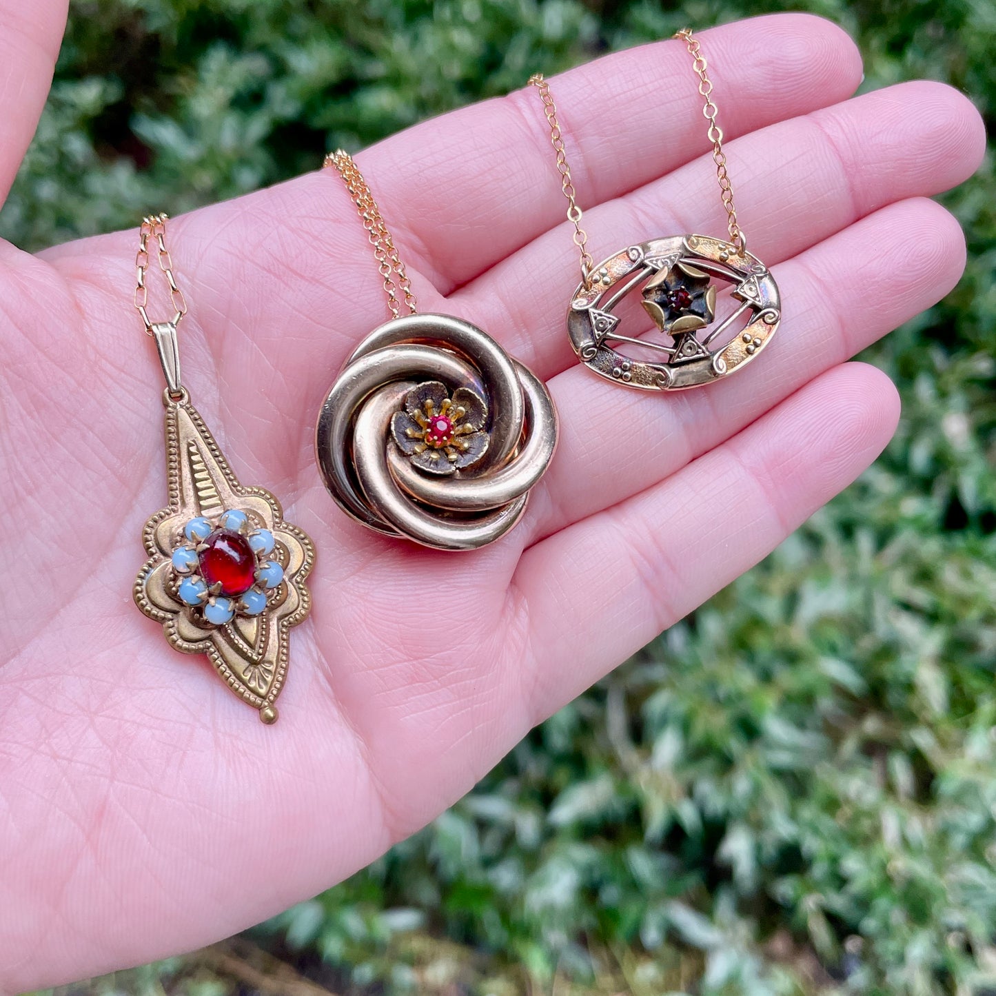 Red Paste Star Flower Shield Necklace